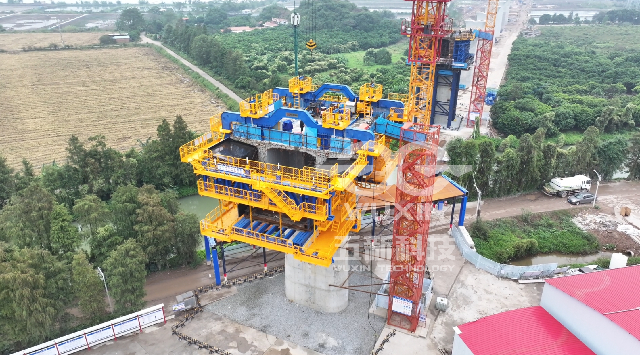 中鐵北京局-珠肇鐵路智能懸臂造橋機(jī)1.jpg
